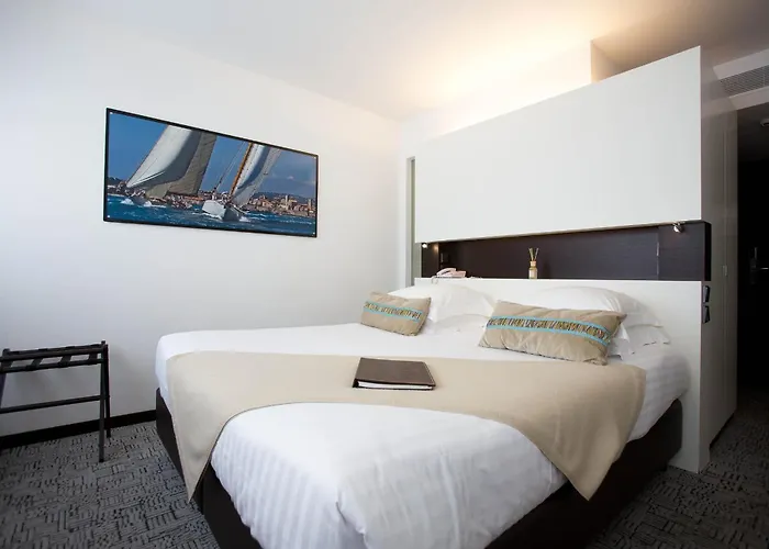 ホテル ロイヤル ラグジュアリー レジデンス ビーチ ＆ スパ アンティーブ